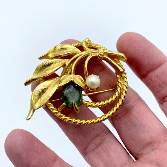 Sarah Coventry Signed Gold Plate Flower Faux Pearl Green Stone Circle Brooch Pin - Picture 5 of 9